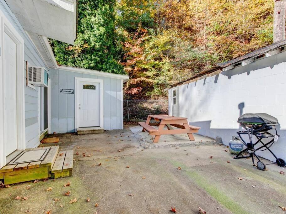 Cedar Blossom Bungalow Is A Cozy Getaway With A 5 Minute Walk To Downtown! Hot Springs Bagian luar foto