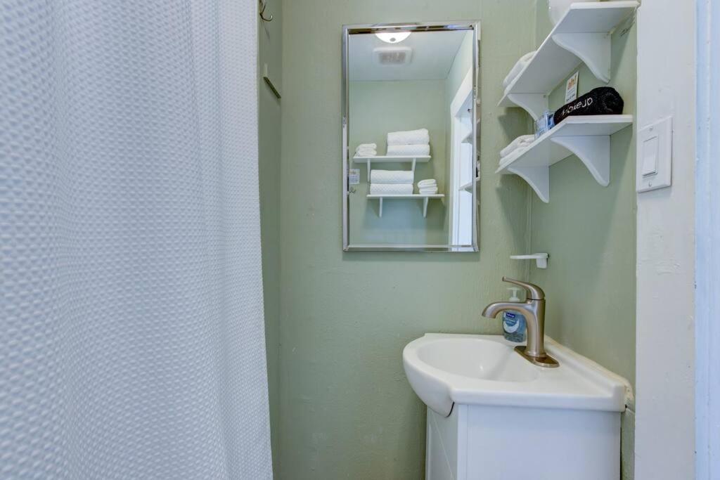 Cedar Blossom Bungalow Is A Cozy Getaway With A 5 Minute Walk To Downtown! Hot Springs Bagian luar foto