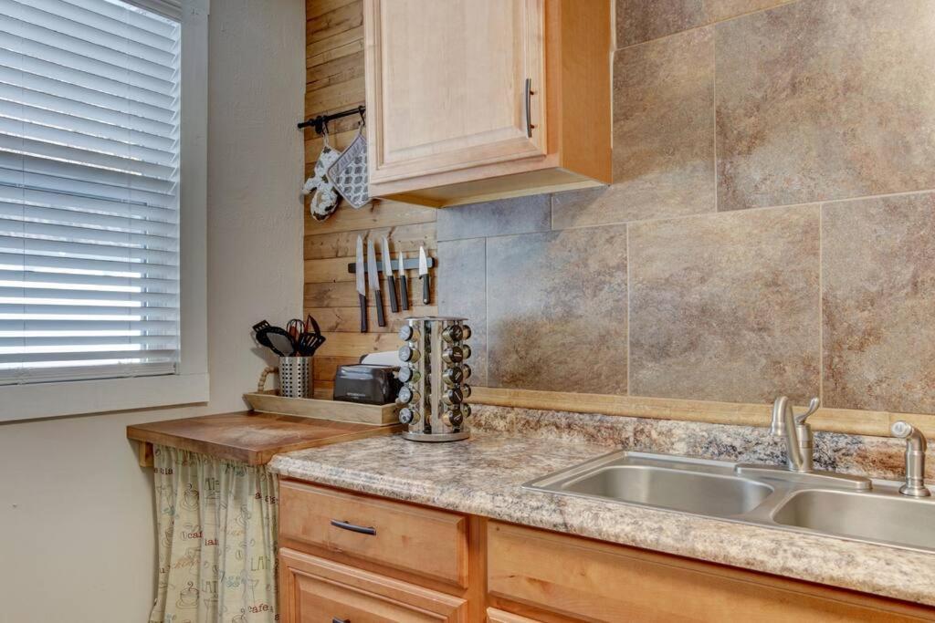 Cedar Blossom Bungalow Is A Cozy Getaway With A 5 Minute Walk To Downtown! Hot Springs Bagian luar foto