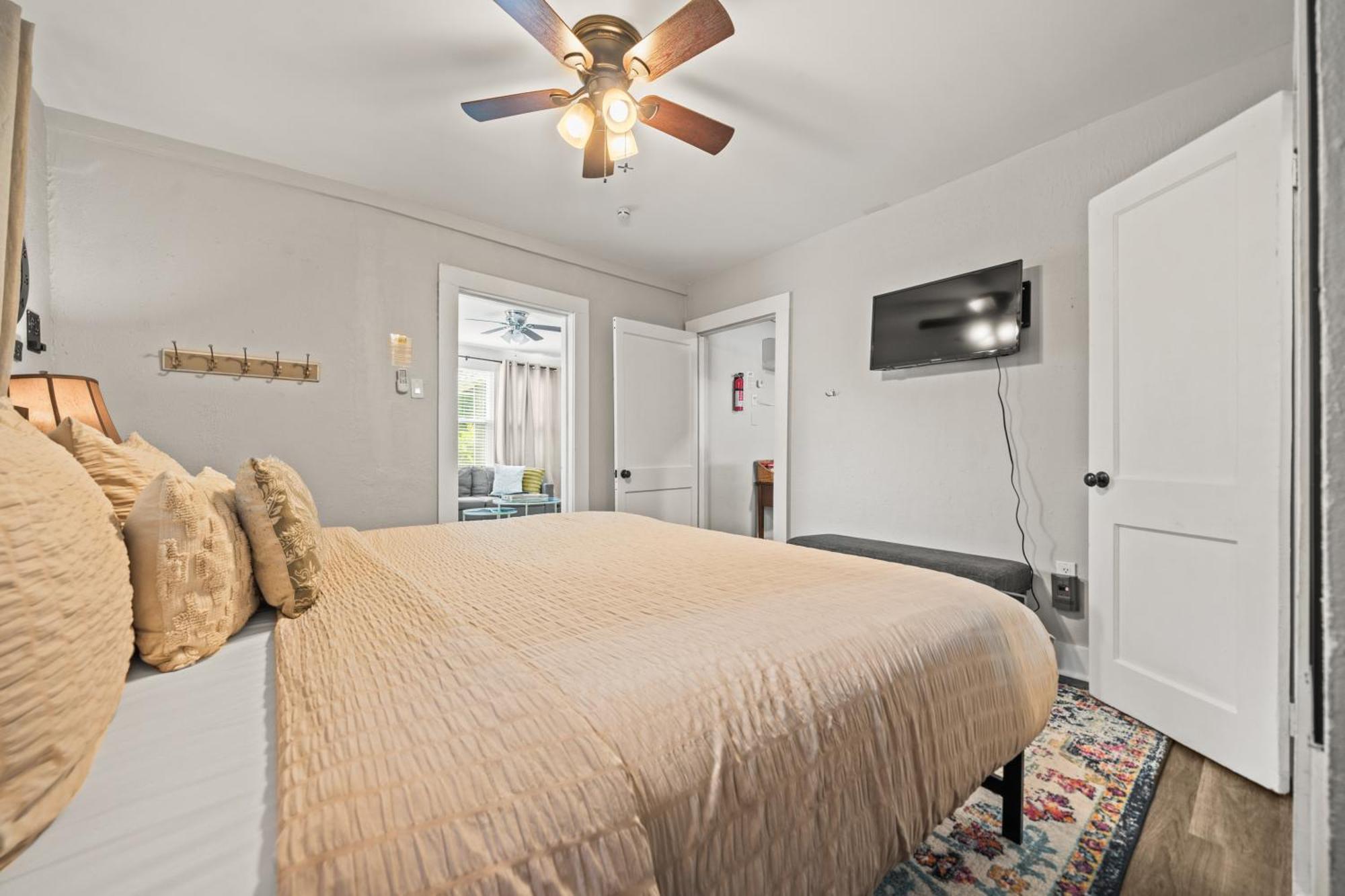 Cedar Blossom Bungalow Is A Cozy Getaway With A 5 Minute Walk To Downtown! Hot Springs Bagian luar foto
