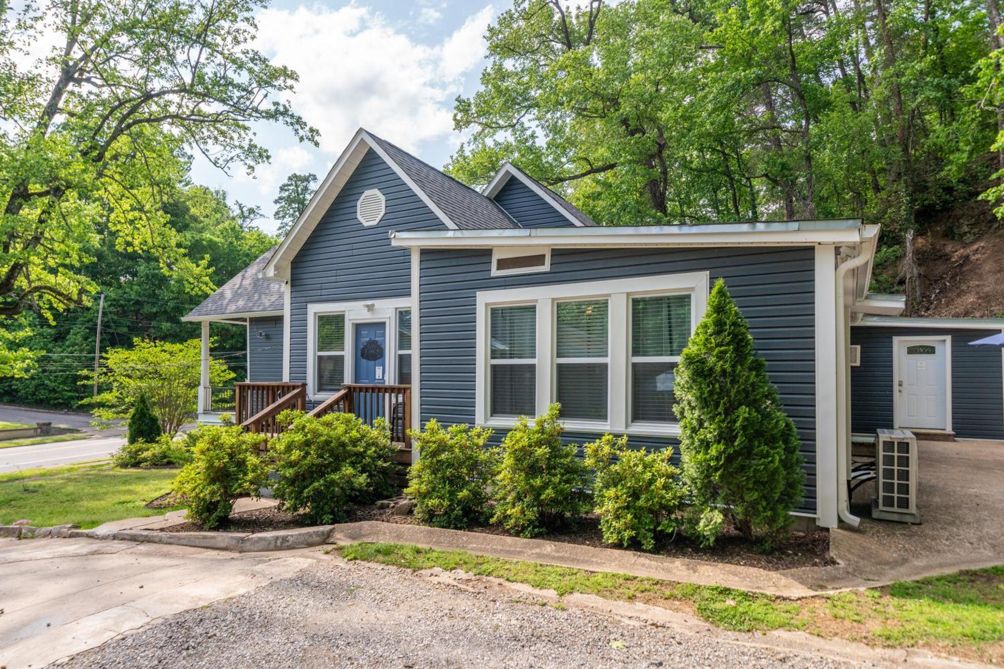 Cedar Blossom Bungalow Is A Cozy Getaway With A 5 Minute Walk To Downtown! Hot Springs Bagian luar foto