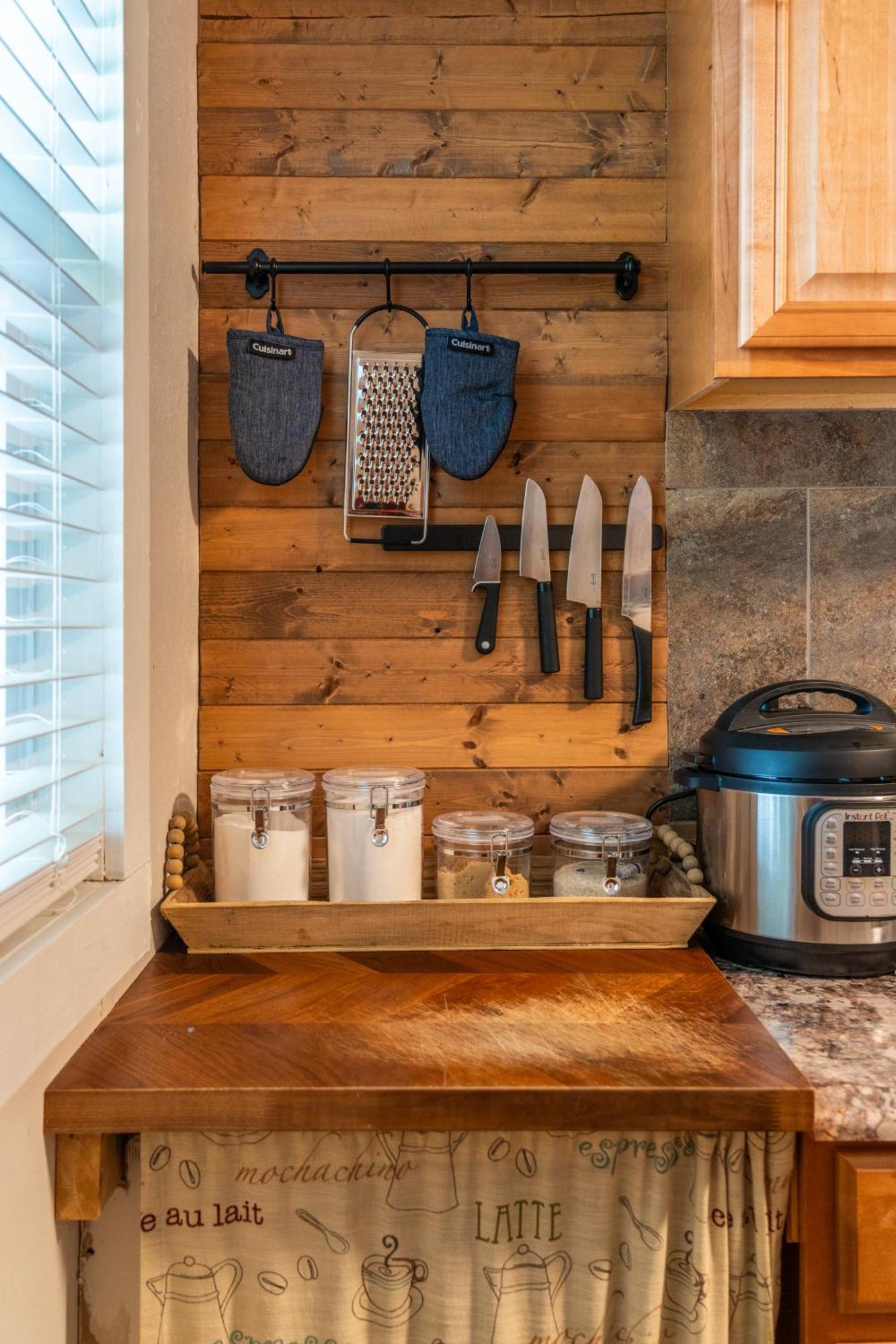 Cedar Blossom Bungalow Is A Cozy Getaway With A 5 Minute Walk To Downtown! Hot Springs Bagian luar foto