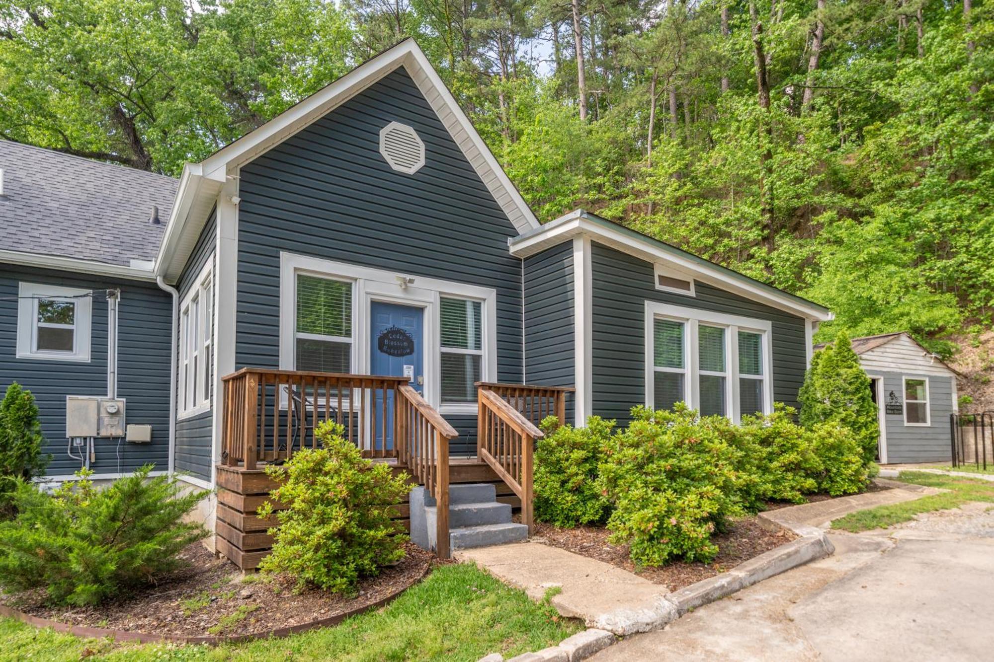 Cedar Blossom Bungalow Is A Cozy Getaway With A 5 Minute Walk To Downtown! Hot Springs Bagian luar foto